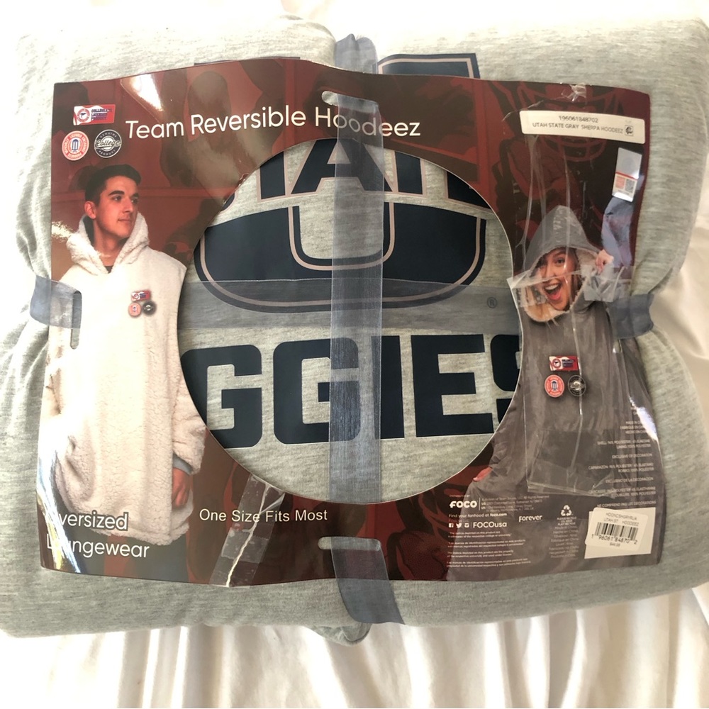 NWT Utah State Aggies Team, Oversized Reversible Hoodeez Sweatshirt - Picture 6 of 13